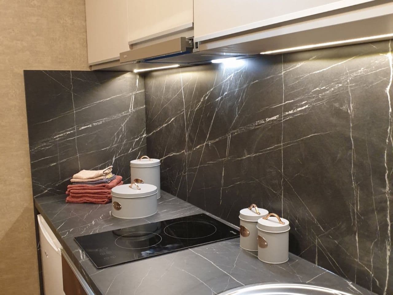 Kuhinja — indukcioni šporet i mermerni splashback