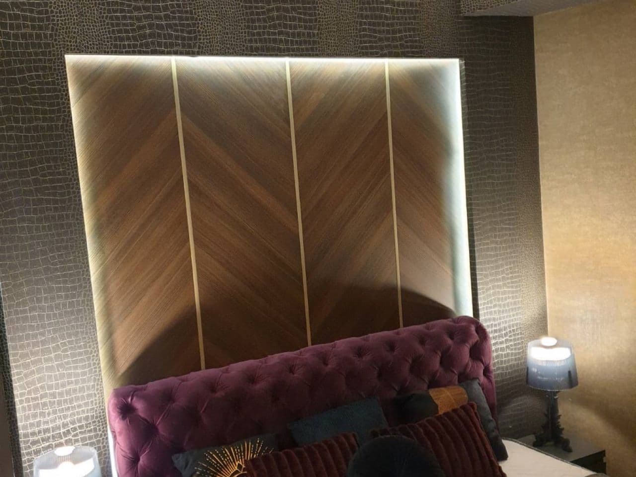 Spavaća — chevron headboard sa LED rasvetom