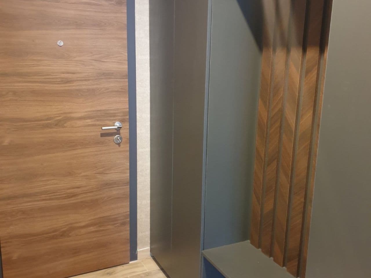 Ulazni hodnik — drvena ulazna vrata, panel obloga